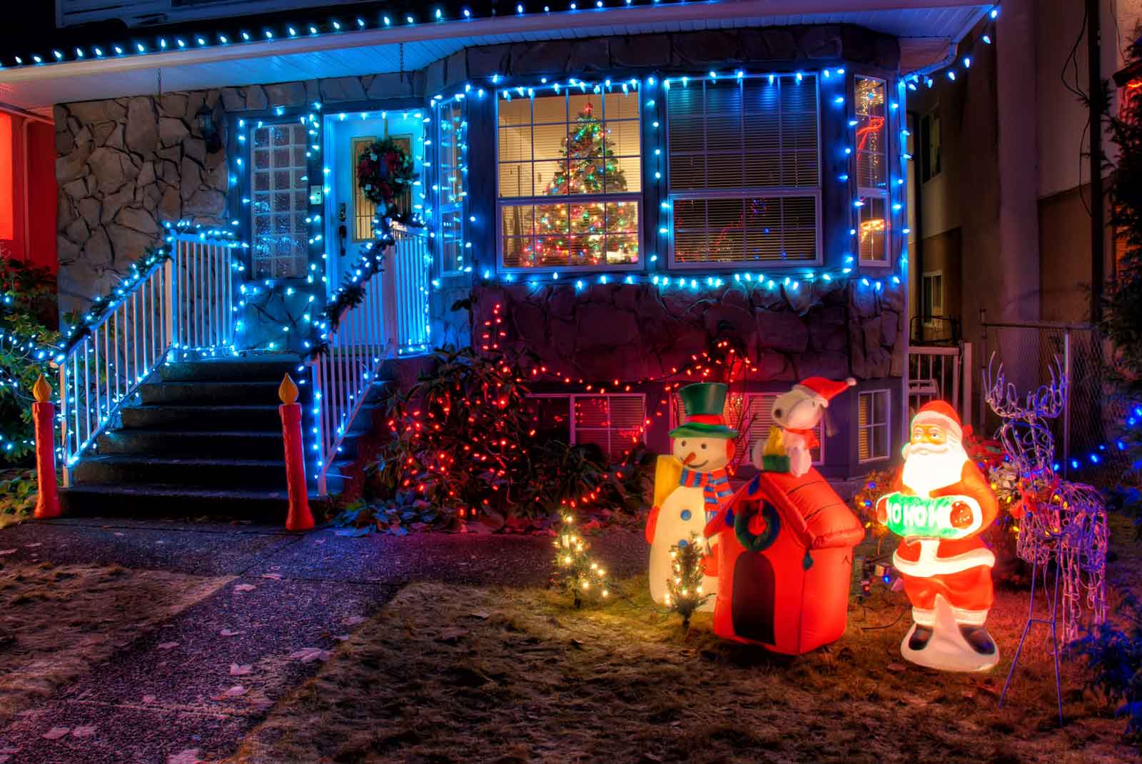 com-four® LED Figura di Natale nevoso a Batteria Babbo Natale 15 cm di Ceramica Figura Decorativa con Luce LED per Il Natale