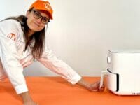 Elisa pronta per provare la friggitrice ad aria Xiaomi