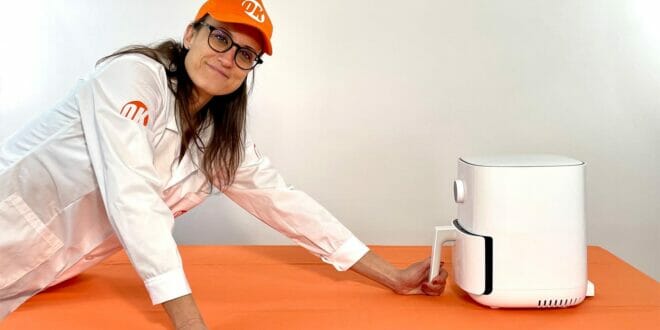 Elisa pronta per provare la friggitrice ad aria Xiaomi